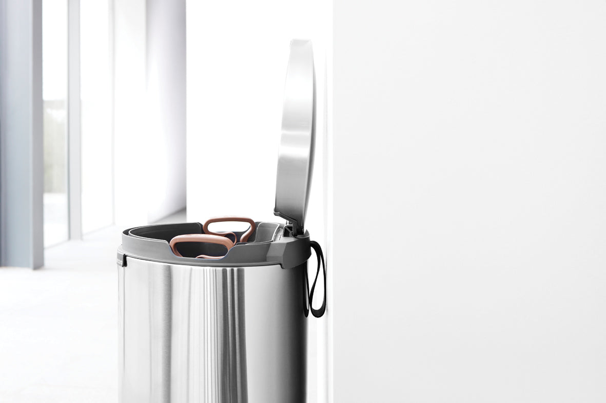 Brabantia｜Pedal Bin Flatback+ 靜音半圓平背腳踏桶 40L｜Brushed 無印砂鋼