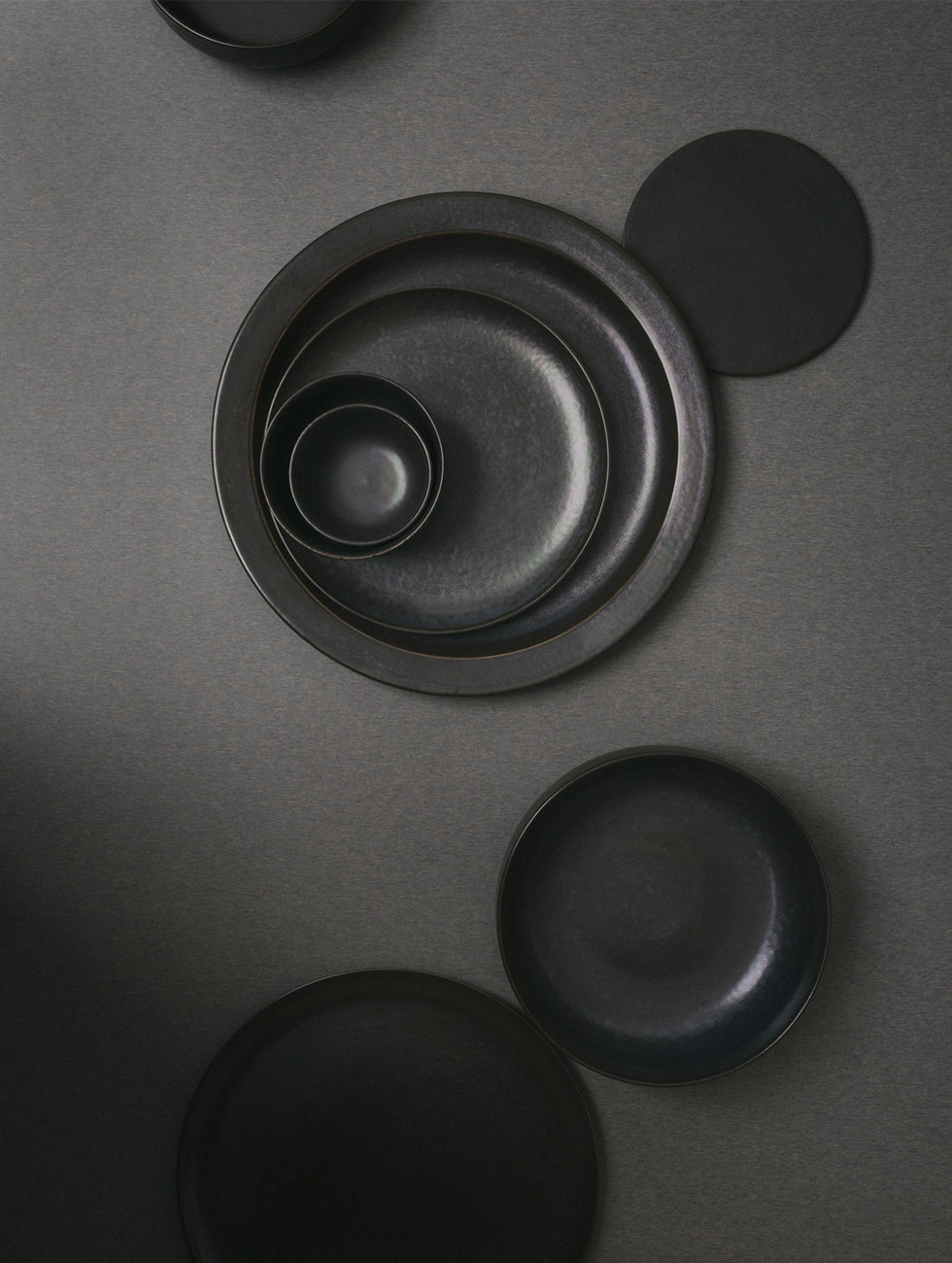 Menu - Denmark｜Norm Architects｜New Norm Dinner Plate Ø27.5 cm Nordic glazed ceramic dinner plate｜Dark Glazed dark gray glazed set of two pieces 